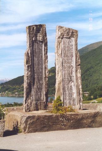 Dette minnesmerket om Lodalsulukkene, oppsett i 1991,  står på parkeringsplassen framfor Loen kyrkje.