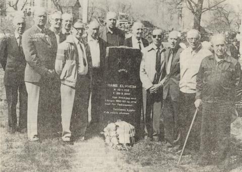 Ved minnesteinen over Hans Elvheim i Fresvik 8. mai 1985, på 40-årsdagen for fredsdagen 8. mai 1945. Tolv av dei 23 fresvikjene som gjorde krigsteneste i Valdres i aprildagane 1940 var til stades.