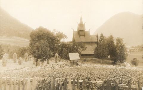 Dette biletet, teke kring 1920, viser at det då stod fleire store lauvtre rundt kyrkja. No er alle trea som stod nærast kyrkja borte, med unntak ein stor bøk som har vakse opp på nordsida.
