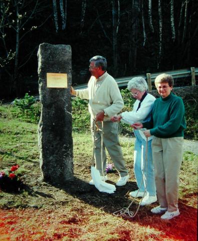 Tekstplata på steinen vart avduka ved at tre etterkomarar etter Nils og Mari Seim, Robert Sime, Virginia Papcke og Joyce Utermark, drog i eit børatog og på den måten løyste kledet over plata. 
