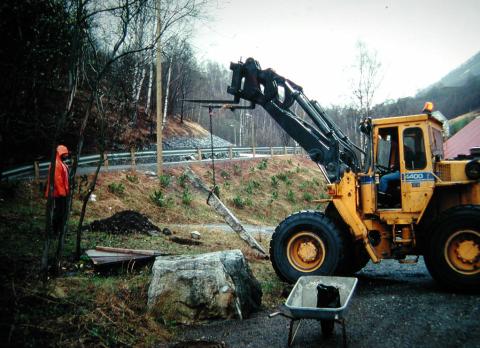 Frå oppsettinga av minnesteinen i Seimsdalen, mai 1994.
