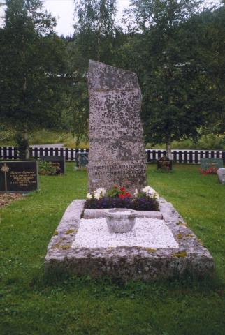 Minnesteinen på grava til Johan A. Berge på kyrkjegarden ved Bruflat kyrkje i Etnedalen. På steinen står:  SOLDAT * JOHAN A BERGE * FRÅ OPSTRYN I * NORDFJORD * (teikn for fødd) 8.12.1918 * FALL VED HØLJERASTEN * 24.4.1940 *
ETNEDØLENE REISTE HAN * DETTE MINNESMERKET