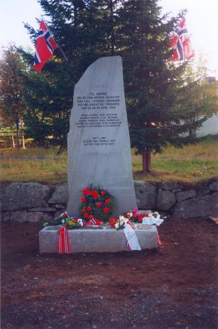 Minnesteinen reist ved Tonsåsen 30. august 1992. Etnedal Historielag reiste minnesmerket.