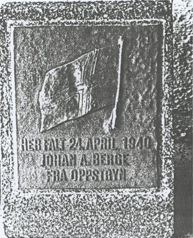 Etnedal Historielag har arbeidd mykje med å dokumentera krigshandlingane i Etnedalen våren 1940. Laget har gjeve ut mange skrift, og sett opp fleire minnesmerke. I 1997 blei det sett opp minneplater i terrenget der kvar av dei fem norske soldatane fall. Dette står på staden der Johan A. Berge fall, i terrenget ca 600 meter frå Høljerast bru.