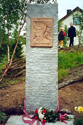 Ivar Hyldmo-minnesmerket etter avdukinga. Det står i Rådhusparken i sentrum av Ballangen. A. O. Bergvik var drivkraft i arbeidet med å få minnesmerket reist.
