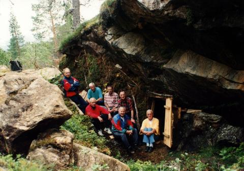 På 1990-talet vart Russehola restaurert av desse karane, som her kviler ut etter velgjort arbeid framfor hola. 

