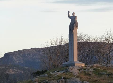 <p>Kongestatuen i Skjerjehamn, Olav V, avduka 4. august 2007. Statuen som laga av bilethoggaren Knut Steen</p>