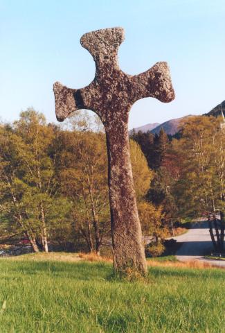 Den andre steinkrossen i Eivindvik, nemnd som "den angliske", står eit stykke nordafor den keltiske ved kyrkja. Denne typen er prega av runde former i motsetning til dei rette linene i den keltiske.
