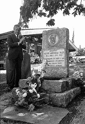 Utanriksminister Knut Frydenlund avduka minnesteinen søndag 23, august 1981.