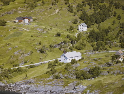 Nyare bilete av Bedehuskapellet. Tårnet vart bygt i 1964, og kapellet fekk orgel i 1965.