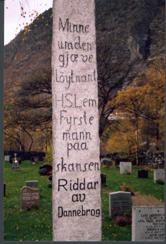 Innskrifta på Lem-steinen er nesten ordrett den same som oberst Henrik Angell hadde gjort framlegg om i boka si om kaptein Jürgensen og det lærdalske kompani som kom ut i 1902. <i>Skanse</i> er det same som <i>forsvarsanlegg</i>. Nordmennene gjekk til åtak på ei svensk stilling ved Mobekk 18. mai 1808. Korporal Lem låg heilt framme i stormløpet og var visstnok fyrste mann "paa Skansen".