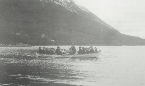 Kyrkjebåt på fjorden på veg til Brekke kyrkje.
