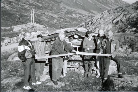 Hytta er sett i stand og folk er velkomne på besøk. Jostein Kreken står føre den høgtidelege opninga ved å skjera over snora med ein <i>snedl</i> (lauvkniv). Dei andre på biletet er frå venstre: Alv Nordheim, Leiv Faaberg, Alfred Horpen, Hans Brun, Sjur Gjerde og Anders Grov.