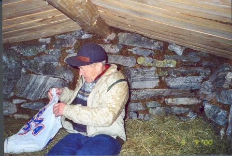 Per Faaberg er den siste attlevande av dei som gjette i Vivadalen. Her er han med på besøk i den restaurerte hytta. Andre gjetarar var Ola Eriksen Hesjevoll, Sjur Bakken, Lars og Alfred Fåberg.