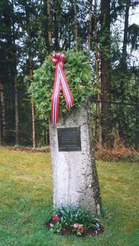 Johannes Årseth fall i nærleiken av huset til Nordsinni Ungdomslag i Nordre Land kommune. Sommaren 1941 reiste ungdomslaget ein minnestein på grava hans. Kvart år seinare har laget bekransa steinen med ein sjølvbunden krans. Biletet viser kransen 17. mai 2001.