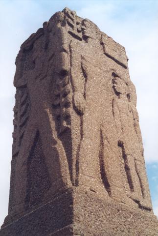 Sørfeltet og vestfeltet på øvste delen på monumentet. Symbolikken i relieffet mot sør er at folket reiste seg mot den framande makta for å verja heimen og den oppveksande slekta. Relieffet mot vest symboliserer fridomen. Med barnet (framtida) på aksla og ljosfakkelen lyft høgt, manar mannen til å stå vakt om fridomen i framtida.