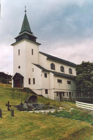 Nord-Vågsøy kyrkje er bygd som ei klassisk langkyrkje, men har fått plass til fleire rom enn ein elles finn i kyrkjene. Den halve kjellaren er bygd inn i terrenget. På midten av 1970-talet vart denne delen av kyrkja mellombels gjort om til barnehage, og har vore brukt til det sidan.
