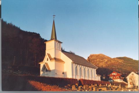 Sør-Vågsøy kyrkje har noko majestetisk over seg, der ho tronar på ei flate i utkanten av Måløy. Lite er endra sidan ho stod ny i 1907.