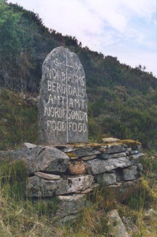 På Maurstadeidet står to grensesteinar, ein av ny dato, og ein eldre. På eine sida (sørsida) av den loddrette midtstreken, grensa, står: NORD BERG AMT  (Nordre Bergenhus Amt, som var namnet på Sogn og Fjordane fylke til 1918) og NORDF FOGD (Nordfjord fogderi). På andre sida: ROMSDALS AMT (Møre og Romsdal fylke), SØNDM FOGD (Sunnmøre fogderi).