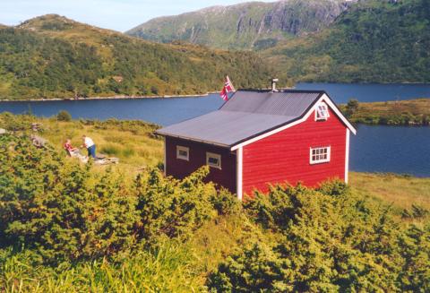 ".. For nylig der reistes på stølen / en hytte til minde om dem .." Dette står i siste verset i diktet "Min hytte" som kom på trykk i 1929. Solveigstova må såleis ha vore bygd eit års tid eller to før. Hytta er seinare noko påbygd, og elles godt vedlikehalden.