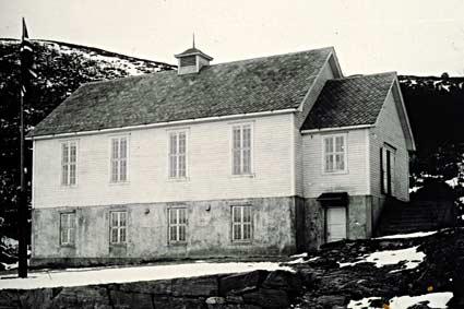 Biletet syner det gamle Bygdetunet på Bryggja. Ungdomshuset vart bygd i 1935 og stod fram til det vart rive i 1993.
