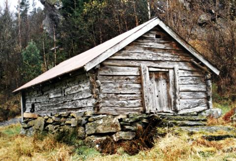 Gardfjøsen på Kleivane, bygd av lafta tømmer, med dør midt på endeveggen. 