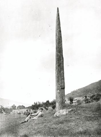 Baldersteinen kring 1900 sett mot vest. Det er lite tre og annan vegetasjon rundt steinen og heller ingen markert haug eller røys inn til steinen. Mannen på marka er domarfullmektig Eriksen, seinare advokat i Oslo.