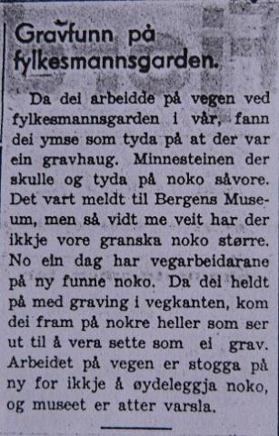 <p>Avisnotis om &laquo;gravfunn&raquo; d&aring; dei arbeidde med &aring; utvida vegen ved Fylkesmannsgarden i 1941.</p>