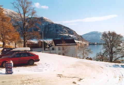 <p>Fylkesmannsgarden 2002, sett fr&aring; fylkesvegen mot Hermansverk. P&aring; parkeringsplassen st&aring;r bilar til tilsette i barnehagen og mj&oslash;lk til dei sm&aring;.</p>