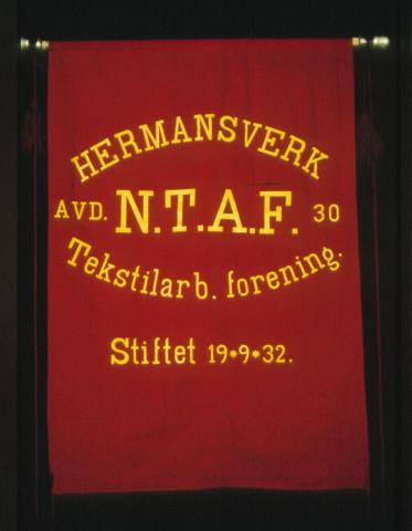 Fana til Hermansverk tekstilarbeiderforening. Fagforeininga vart skipa 19. september 1932 som avdeling nr. 30 i Norsk Tekstilarbeiderforening. Det første styret var Olav Lund (formann), Ingeborg Bjørk (viseformann - og dotter av mannen som starta fabrikken ved Henjaelva, Mathias Larssen), Anders Nyheim (kasserar), Johs. Henjum (sekretær) og Marie Nyheim. På skipingsdagen melde det seg inn 14 arbeidarar. <br />
Foreininga vart nedlagt 1. april 1982, i samband med at verksemda vart lagd ned, og produk...