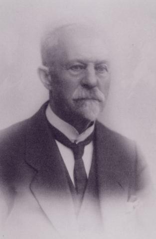 Peter Johan Fretheim (1847-1923) frå Aurland, var landhandlar og dessutan skipsførar i Nordre Bergenhus Amts Dampskibe (frå 1918 Fylkesbaatane i Sogn og Fjordane). Han bygde Hermansverk hotell i 1887 og stod som dagleg leiar til 1897 då verksemda gjekk konkurs. Fretheim og kona Hanna Marie, f. Brun, flytte då frå bygda.