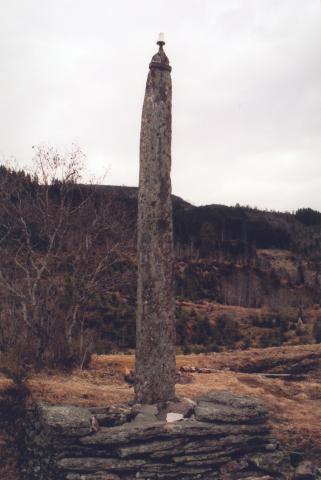 Ved Liagjerdet i Bygstad vart ein lang stein brukt som telegrafpåle ved hovudreparasjon av linja i 1892. Truleg har dei funne steinen i nærleiken. I fylgje tradisjon skal det ha stått to slike steinar oppsette som bautasteinar i dette området.