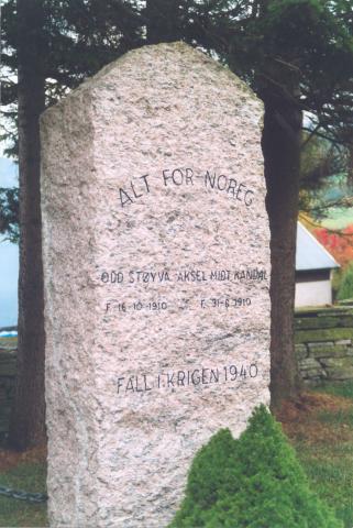 Steinen på nordsida, til høgre på biletet vart reist 11.10.1942. Det står:<br />
ALT FOR NOREG<br /> ODD STØYVA  AKSEL MIDT-KANDAL<br /> F. 16-10-1910 F. 31-8-1910<br /> FALL I KRIGEN 1940
