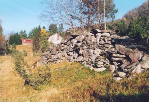 Rydningsstein vart nytta i murane under sela og i stølsgjerda. Selet i bakgrunnen høyrer til gnr. 24-7. I framgrunnen syner mønet av ei løe for høyet dei slo på slåttemarka like ved, nedanfrå og oppover mot selet. Frå gamalt rekna dei på 36 vintrabørar fòr frå denne teigen. Dei køyrde det heim med hest og slede, og stølshøyet skulle helst vera heime før jul.