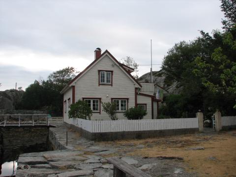 På denne staden stod opphavleg tingstova i Smørhamn. Bygningen vart sterkt ombygd på slutten av 1900-talet og teken i bruk som bustadhus.