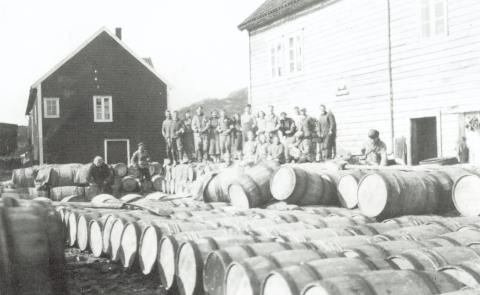 Frå sildesaltarmiljø hos Simon Myrvang i Kalvåg. Han dreiv sild- og fiskeforretning, seinare òg med oljelager.
