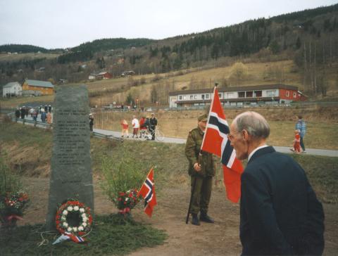 I 1995 vart det reist ei minnestøtte i Aurdal til minne om falne i og frå Aurdal. Det er Hans Distad, bror til Georg som står ved minnestøtta. Utanom Georg Distad står namna på fire andre frå Sogn og Fjordane: Per G. Faleide, Innvik, Olav N. Hjelle, Nordfjordeid, Aksel Midtkandal, Gloppen og Halvdan O. F. Sæla, Naustdal.