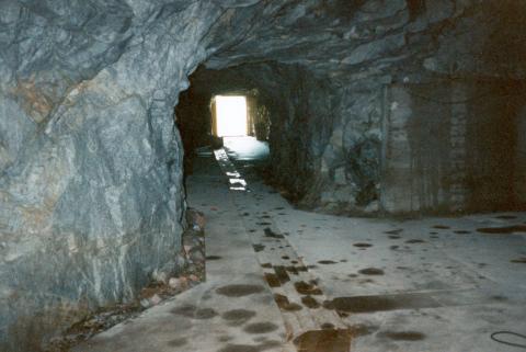 Vi er no nede i fjellanlegget, og ser mot inngangen til eine fjellhallen. Fjellhallane og inngangane hadde ferdig støypte golv, men innreiinga elles var ikkje ferdig.