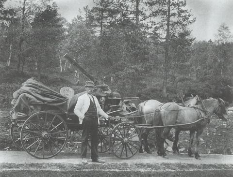 Per Sande dreiv skysskiftestasjon på Sande. I tillegg skyssa han sjølv turistar mellom Vadheim og Sandane. Her er han på Langeland kring 1915.
