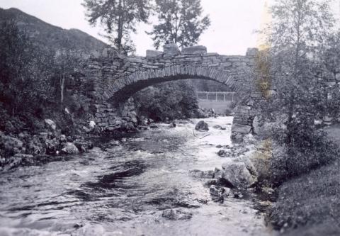 Maurstad gamle bru i 1944. Knekken i kvelven er godt synleg.