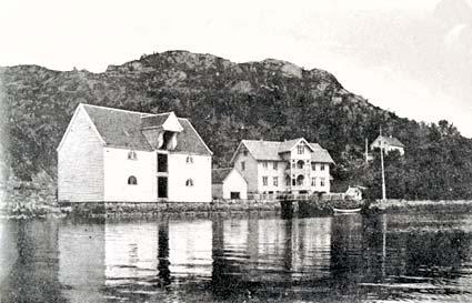 Etter brannen i 1898 bygde eigaren eit nytt våningshus i sveitserstil. Huset har seinare vore brukt som gamleheim. Sjøhuset til venstre vart kjøpt og flytta til Måløy i 1920.