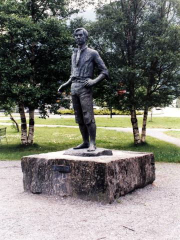 Statuen av Alfred Maurstad på Nordfjordeid, laga av bilethoggaren Arnold Haukeland og avduka 17. juni 1977.