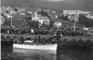 <p>Kongen g&aring;r i land i M&aring;l&oslash;y, s&oslash;ndag 21. august 1966. Ein stad mellom 6 og 7000 menneske var m&oslash;tt fram.</p>