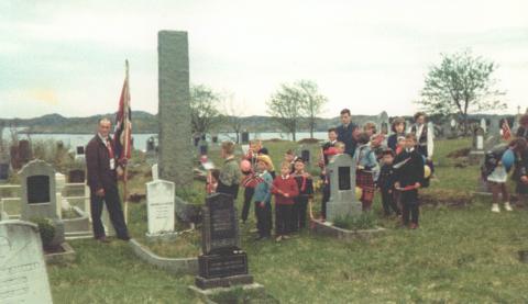 Frå ei markering ved steinen ein 17. mai på 1990-talet. Andrias Kversøy held flagget. Han var i mange år fast flaggberar i 17.mai-toget.