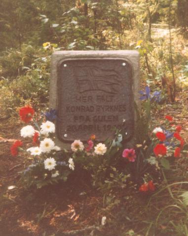 Namnet til Konrad Byrknes er med på tre andre minnesteinar: a) på minnesmerket (Infanteribautaen) på Bømoen på Voss, b) på minnesmerke på Byrknes, og c) på minnestøtta i Eivindvik over alle frå tidlegare Gulen kommune som fall i krigen 1940-1945. Dessutan er det sett opp minnestein over han på staden han fall, Gråbeinhølet, Valdres.