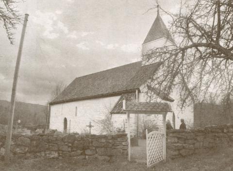 Kvamsøy er frå gammalt kjend som ei god hamn, og dette er truleg forklaringa på at det ligg ei kyrkje nett her. Farande folk har søkt hamn, og eit offer til kyrkja ville gi voner om blid sjø og god bør. Og nettopp dei sjøfarande har gjennom gåvene sine gjennom hundreåra halde liv i kyrkja.
