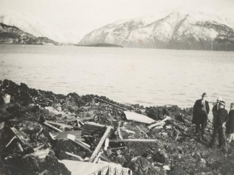 "Her er tomten hvor Kiellands villa og Jotunheimen stod. Nu er det hele en grushaug." Dette har står skrive på baksida av originalfotografiet. - Me ser Veganeset i bakgrunnen på andre sida av fjorden.