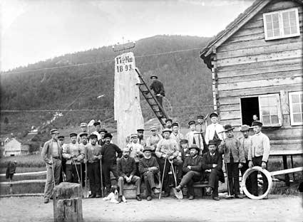 Telefonarbeidarane i 1893 fotografert framfor stasjonen på Grodås. På kista framfor steinen sit entreprenøren for anlegget, ing. Hans Sivertsen (Hans Wingaard Friis). Til høgre for han, Hans J. Holmø, som var ein av iniativtakarane og pådrivarane for telefonen.
  
