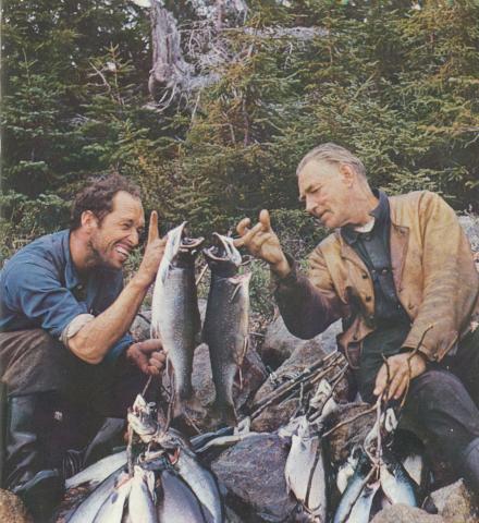 Dr. Odd Martens var med Helge Ingstad til "Vinland". På biletet ser me Martens til høgre saman med Erling Brunborg. Dei har fiska aure i Hawke's Bay i Labrador. Kven fekk eigentleg den største auren? Fotograf er Helge Ingstad.
