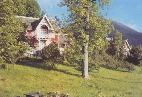 Adelsteen Normann bygde i 1890 den første villaen i drakestil i Balestrand. Eigedommen fekk namnet "Villa Normann". I dag er villaen eigd av familien Resi.